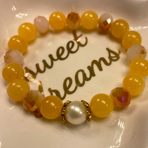 Honey Jade Stretch Bracelet with Cultured Pearl & Faceted Crystals. - Picture 5 of 5